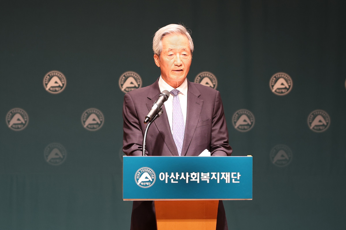 ▲정몽준 아산사회복지재단 이사장이 19일 서울 종로구 아산정책연구원에서 개최된 재단 창립 48주년 기념 학술 심포지엄에서 인사말을 하고 있다. (아산사회복지재단)