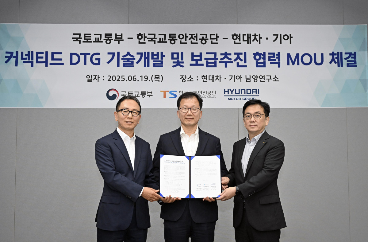 ▲(왼쪽부터) 현대차·기아 상용LCM담당 박상현 부사장, 국토교통부 정채교 종합교통정책관, 한국교통안전공단 한정헌 모빌리티정책실장 (사진=현대차그룹)