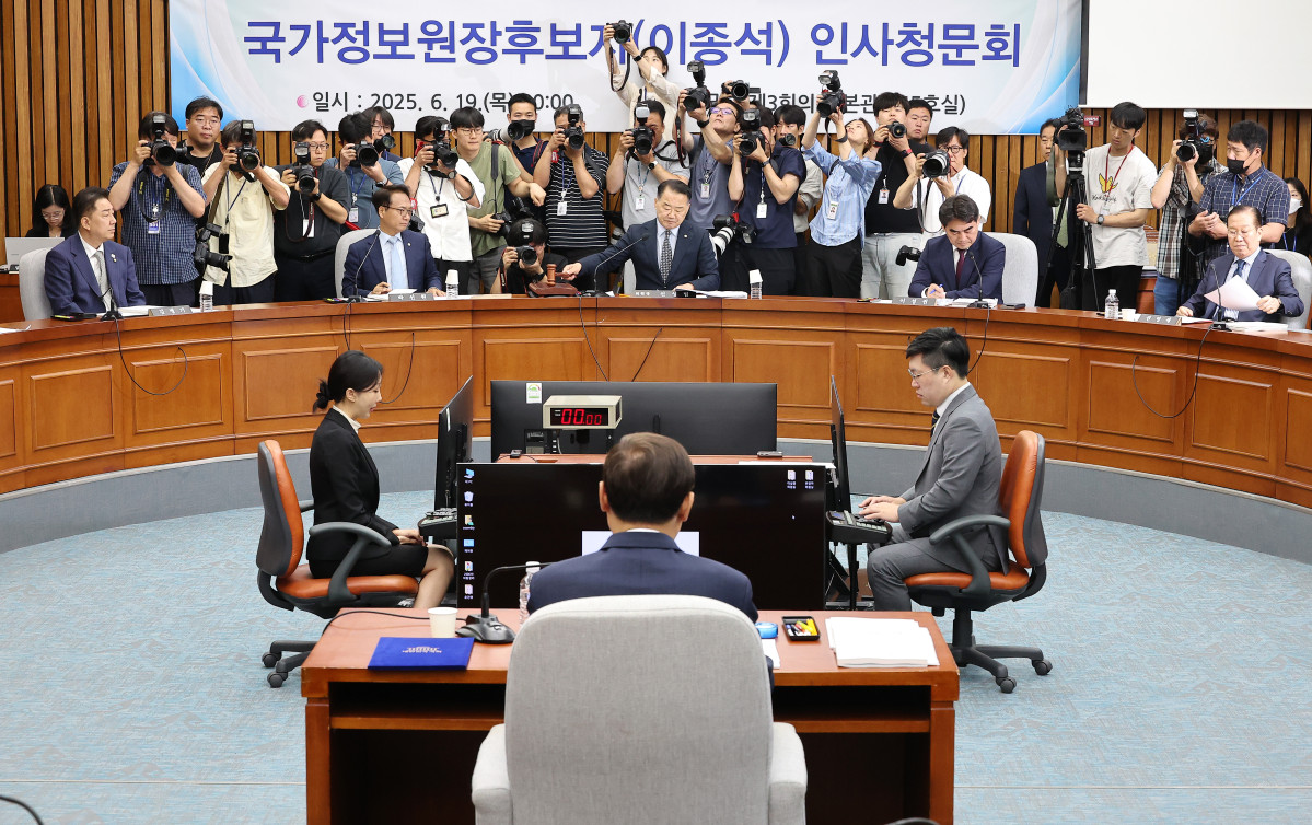 ▲19일 서울 여의도 국회 정보위원회에서 신성범 위원장이 이종석 국가정보원장 후보자 인사청문회를 시작하는 의사봉을 두드리고 있다. 2025.6.19 (연합뉴스)