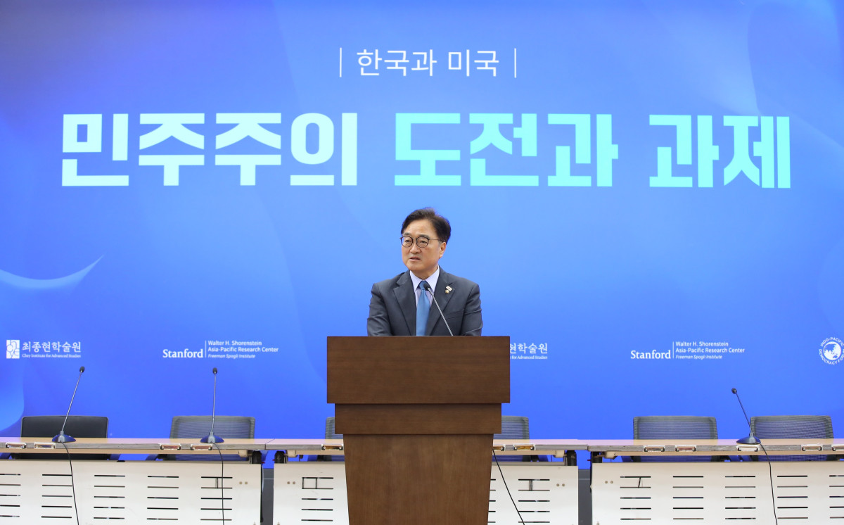 ▲우원식 국회의장이 19일 국회의원회관에서 열린 최종현학술원, 스탠퍼드대 아시아태평양연구소, 인도태평양민주주의포럼이 공동 주최한 ‘민주주의미래포럼’에서 이 축사를 하고 있다. (사진= 최종현학술원)