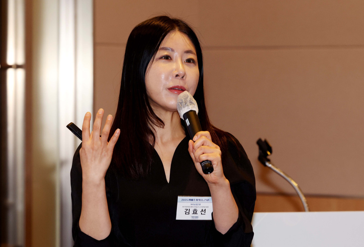 ▲19일 서울 여의도 FKI타워 컨퍼런스센터에서 열린 ‘2025 생애주기 맞춤 콘서트’에서 김효선 NH농협은행 부동산수석전문위원이 ‘트렌드 변화에 맞는 생애주기별 맞춤형 주거 전략’을 주제로 발표하고 있다. 이투데이가 주최하는 ‘생애주기 맞춤 콘서트’는 2030대의 첫 투자와 목돈 마련, 4050대의 내집마련과 은퇴 전략 등 각 연령대에 필요한 정보를 업계 전문가들과 함께 풀어가는 자리다. 신태현 기자 holjjak@