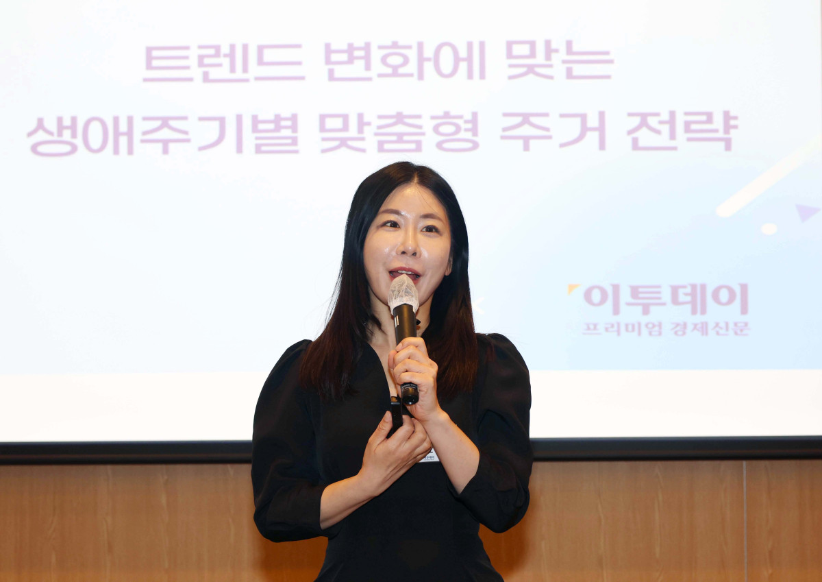 ▲19일 서울 여의도 FKI타워 컨퍼런스센터에서 열린 ‘2025 생애주기 맞춤 콘서트’에서 김효선 NH농협은행 부동산수석전문위원이 ‘트렌드 변화에 맞는 생애주기별 맞춤형 주거 전략’을 주제로 발표하고 있다. 이투데이가 주최하는 ‘생애주기 맞춤 콘서트’는 2030대의 첫 투자와 목돈 마련, 4050대의 내집마련과 은퇴 전략 등 각 연령대에 필요한 정보를 업계 전문가들과 함께 풀어가는 자리다. 신태현 기자 holjjak@