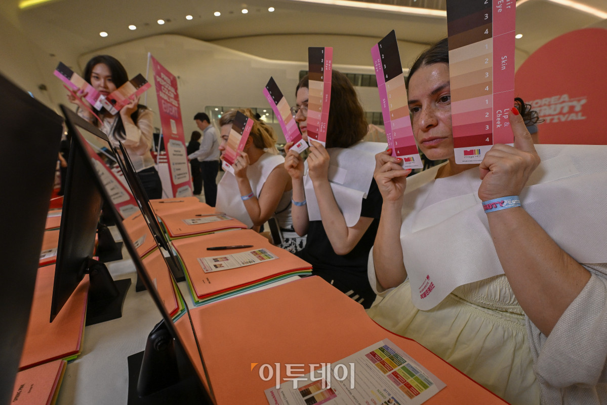 ▲19일 서울 중구 동대문디자인플라자(DDP)에서 열린 2025 코리아 뷰티페스티벌에서 외국인들이 각종 체험을 하고 있다. 뉴 미·미·미'(NEW ME·미·美)를 주제로 열린 행사는 K-뷰티로 나만의 새로운 아름다움을 찾는 여정을 소개하는 행사 취지를 담았다. 행사는 이날부터 내달 18일까지 열린다. 조현호 기자 hyunho@