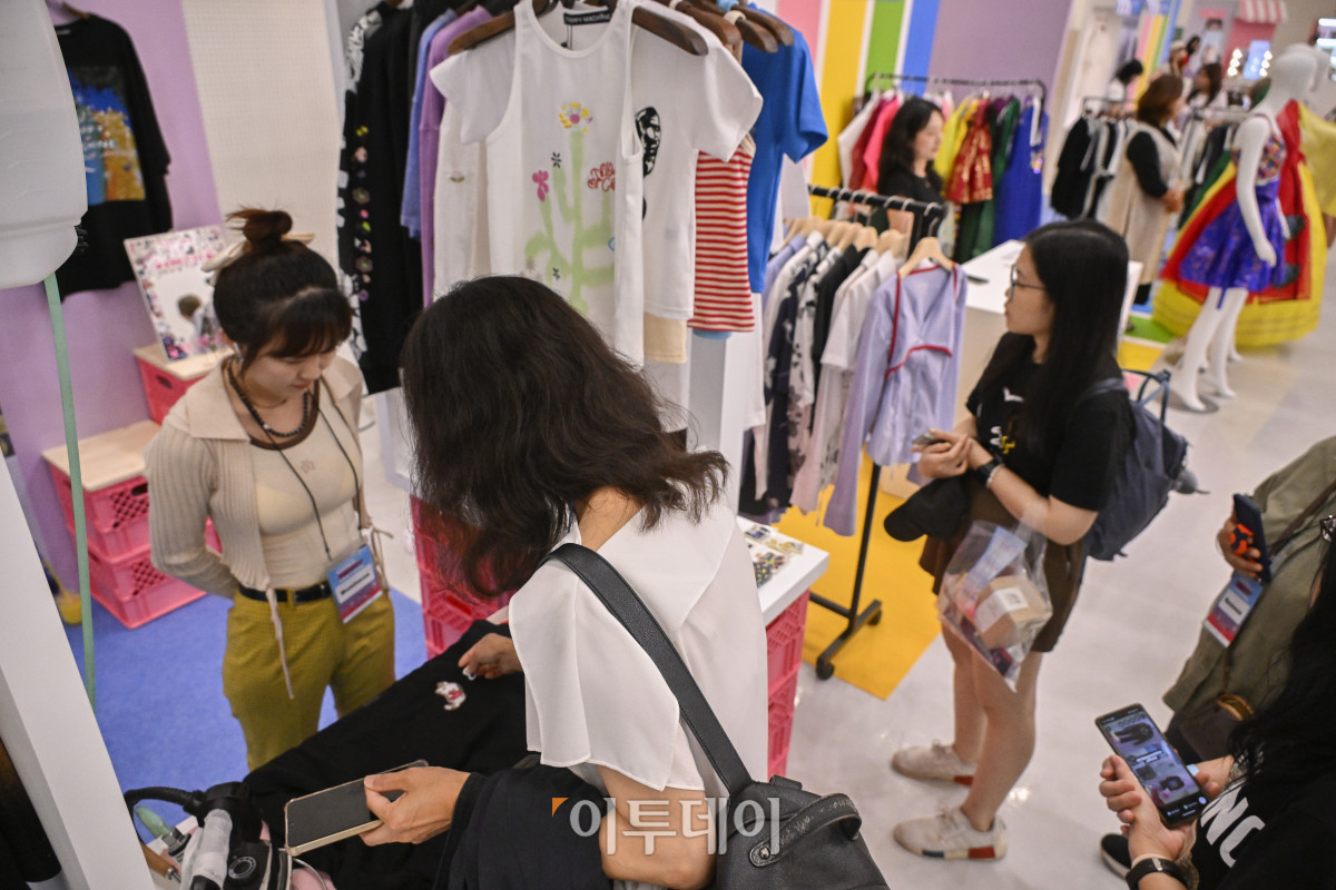 ▲19일 서울 중구 동대문디자인플라자(DDP)에서 열린 2025 코리아 뷰티페스티벌에서 외국인들이 의류를 살펴보고 있다. 뉴 미·미·미'(NEW ME·미·美)를 주제로 열린 행사는 K-뷰티로 나만의 새로운 아름다움을 찾는 여정을 소개하는 행사 취지를 담았다. 행사는 이날부터 내달 18일까지 열린다. 조현호 기자 hyunho@