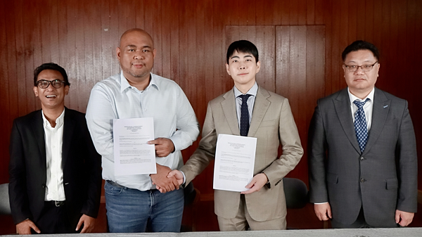 ▲[사진] 왼쪽부터 Yayang Ruzaldy(PT Dua Saudara Nusantara 공동대표), Rendy Ronaldy Bimantara(PT Dua Saudara Nusantara 대표), Edena Capital Partners 이욱 대표이사, 조성훈 공동대표이사