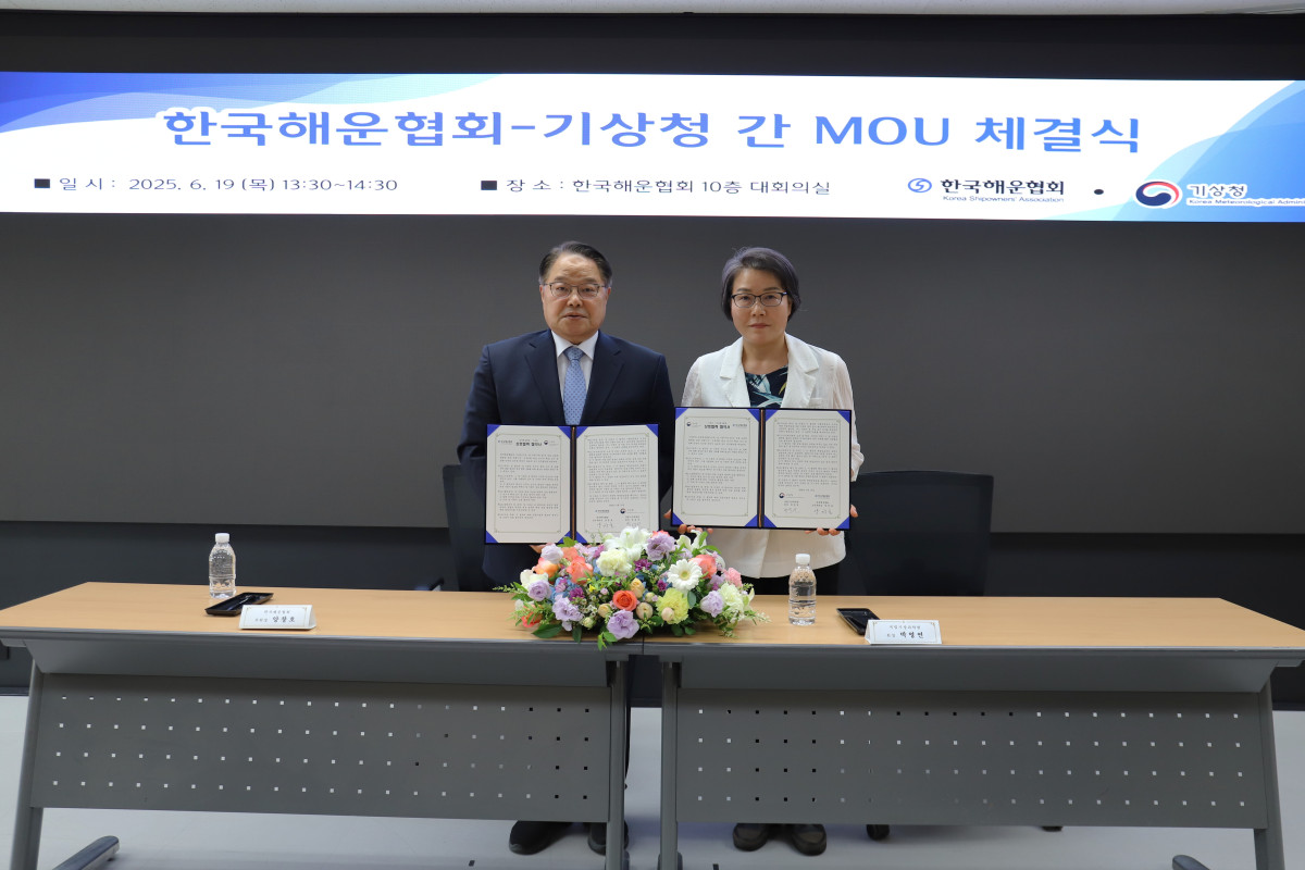 ▲(왼쪽부터) 양창호 한국해운협회 상근부회장, 박영연 기상청 기상과학원 원장이 ‘전지구 해양 감시 및 항해 안전 강화를 위한 업무협약’을 체결했다. (사진=한국해운협회)
