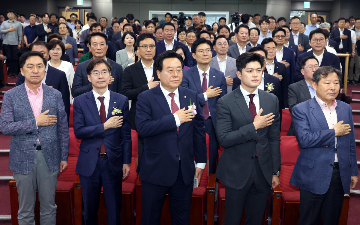 ▲김용태 국민의힘 비상대책위원장이 19일 오후 서울 여의도 국회 의원회관에서 열린 '체코 원전수주의 의미와 우리 원전 산업계의 나아갈 방향' 정책토론회에서 국민의례를 하고 있다. 왼쪽부터 김기현, 조경태, 박상웅 의원, 김 비대위원장, 이철규 의원. (뉴시스)