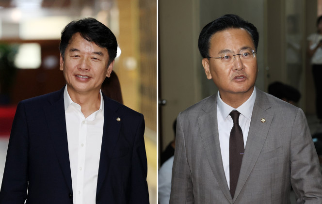 ▲문진석(왼쪽) 더불어민주당 원내수석부대표와 유상범 국민의힘 원내수석부대표가 19일 오후 서울 여의도 국회에서 원 구성 협상 등을 위한 여야 원내수석 회동을 위해 운영위원회 소회의실로 향하고 있다.  (뉴시스)