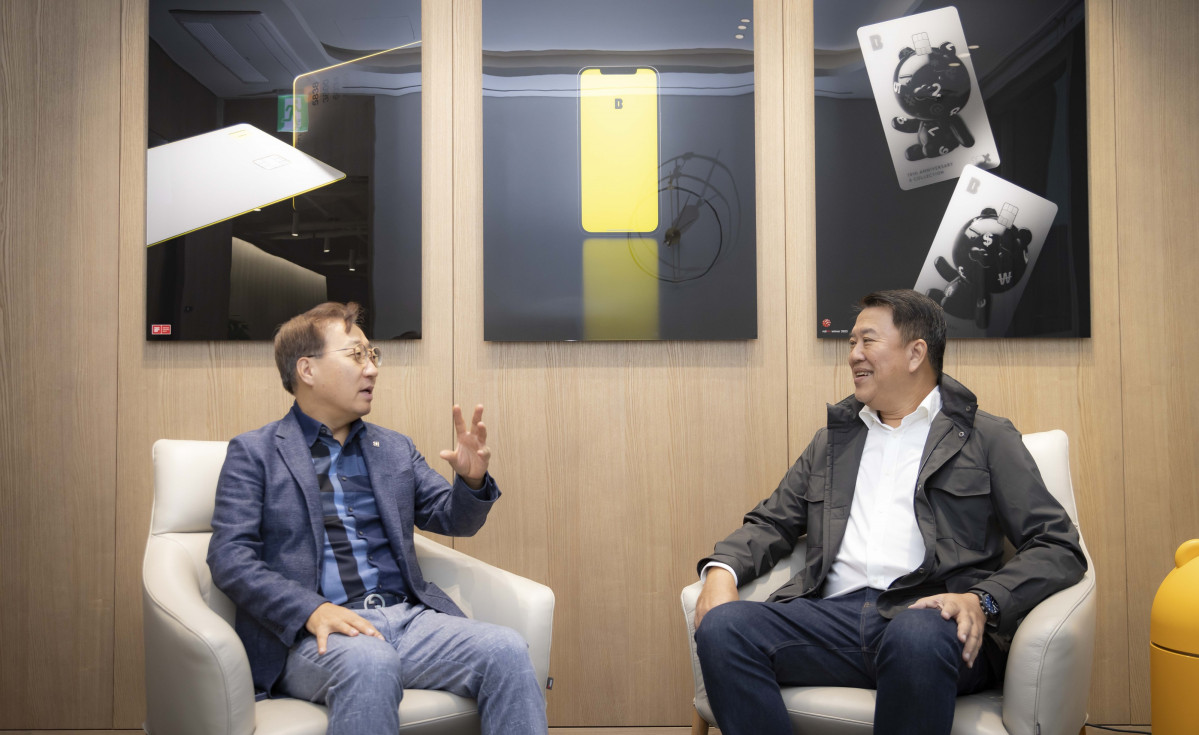 ▲2024년 11월 1일 태국 금융지주회사 SCBx가 카카오뱅크 판교오피스(경기 성남시)를 방문해 카카오뱅크 경영진과 가상은행 합작 인가 추진 현황에 대한 회의를 진행했다. 카카오뱅크 윤호영 대표(왼쪽)와 아르시드 난다위다야(Arthid Nanthawithaya) SCBX 대표이사가 이야기를 나누고 있다. (사진제공=카카오뱅크)
