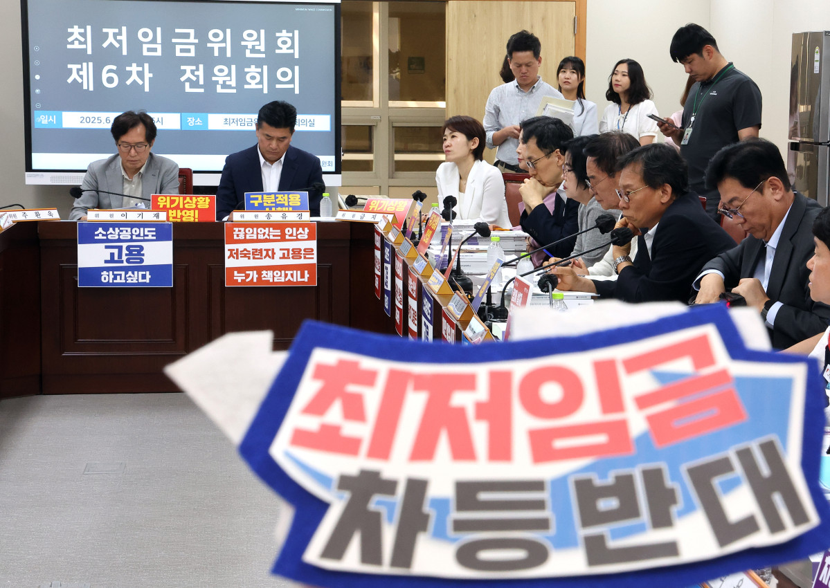 ▲19일 정부세종청사에서 열린 최저임금위원회 제6차 전원회의에서 한 근로자위원이 '최저임금 차등반대'라는 머리띠를 한 가운데 반대쪽에 사용자위원들이 참석하고 있다. (연합뉴스)