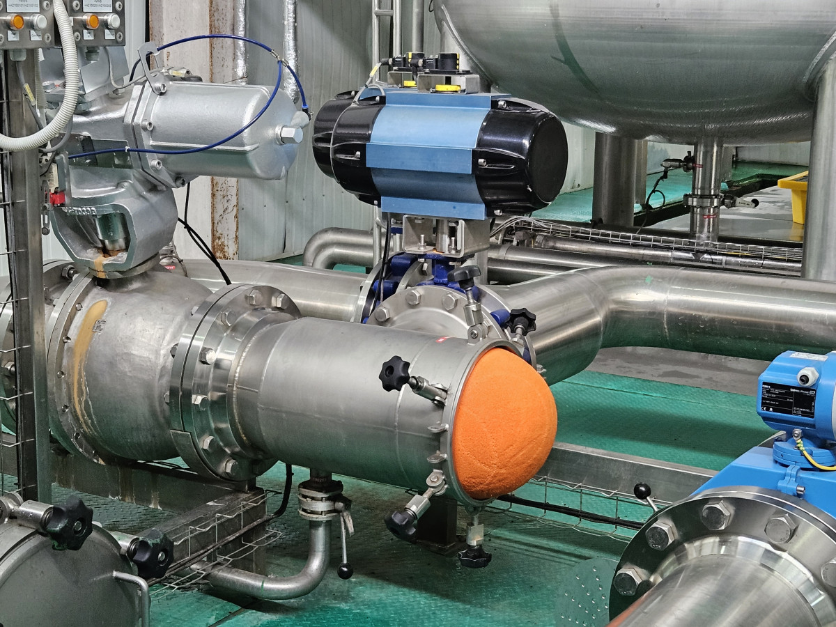 ▲파이프 내부 청소를 위해 CIP볼을 파이브 안에 투입하는 모습. (사진=문현호 기자 m2h@)