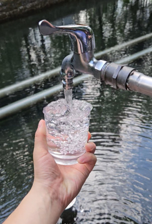 ▲중국 백두산 내두천 청정원시림 자연보호구역 내 백산수 수원지에서 취수한 물. (사진=문현호 기자 m2h@)