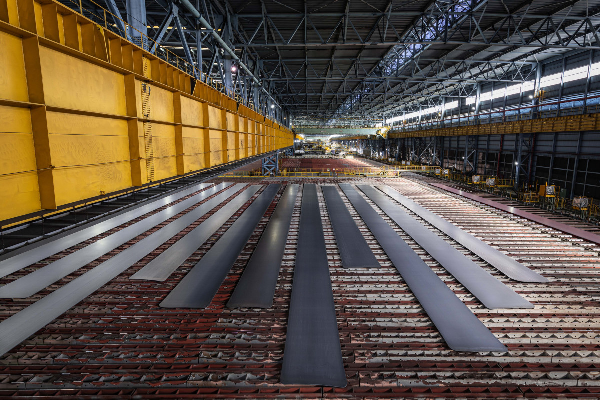 ▲후판공장에 적치된 고망간강. (포스코)