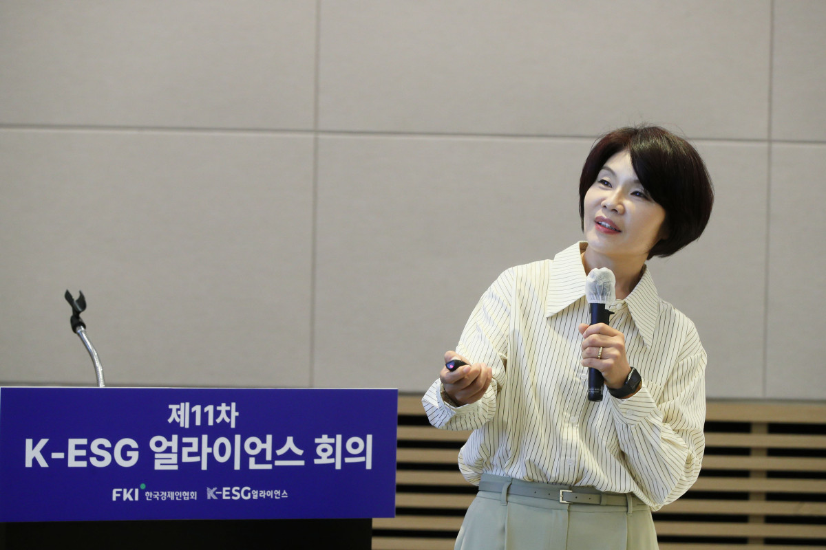 ▲한정애 국회 기후위기특별위원회 위원장이 20일 FKI타워 컨퍼런스센터에서 열린 '제11차 K-ESG 얼라이언스 회의'에 참석해 '기후 위기와 대한민국의 정책적 과제'를 주제로 특별강연을 하고 있다. (한경협)