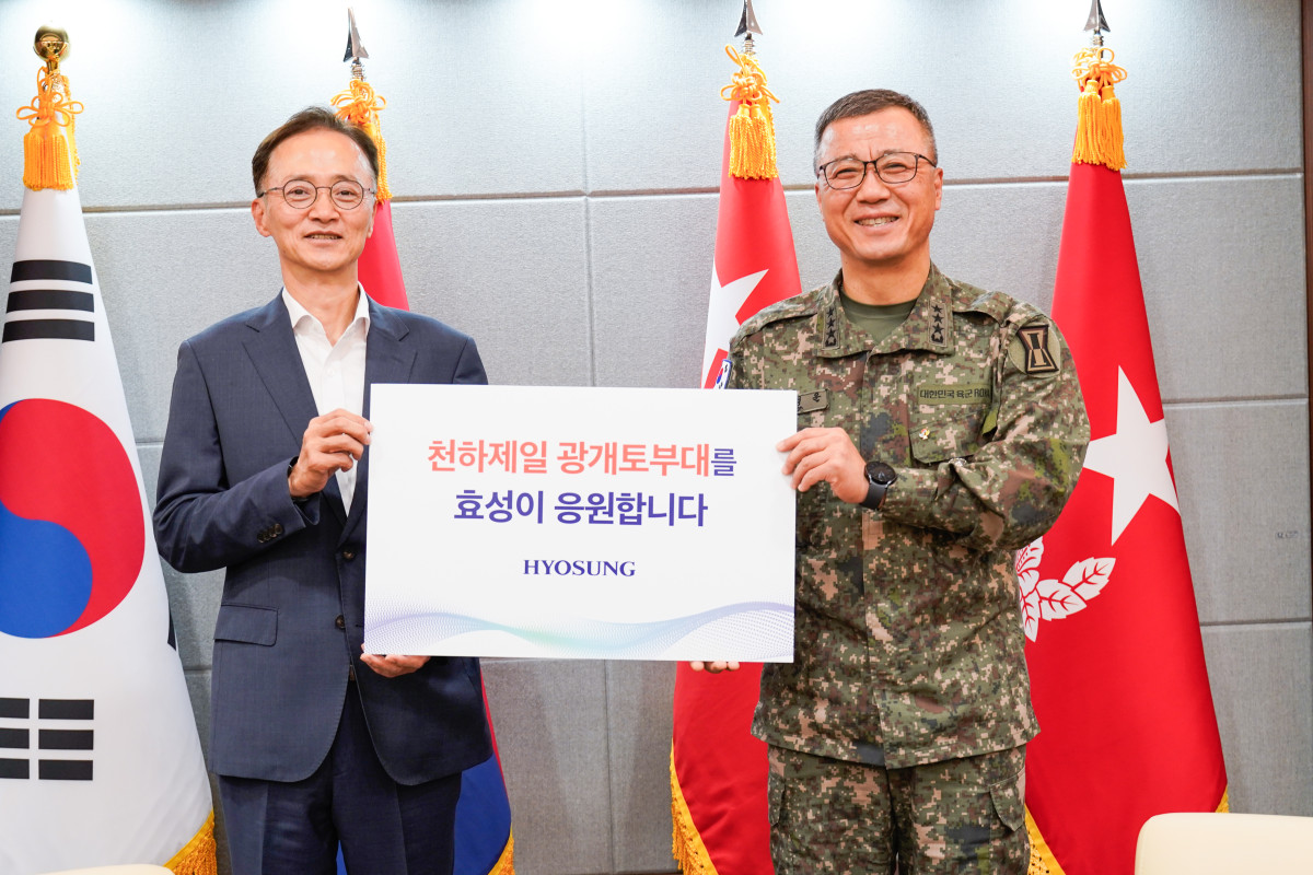 ▲효성은 19일 육군 1군단 광개토부대를 찾아 이정원 효성 커뮤니케이션실장(왼쪽)과 주성운 육군 1군단장(오른쪽)이 참석한 가운데 위문금을 전달했다. (사진= 효성)