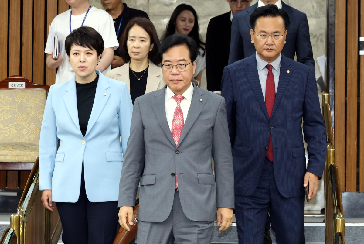 ▲송언석 국민의힘 원내대표가 20일 오전 서울 여의도 국회에서 열린 원내대책회의에 참석하고 있다. 왼쪽부터 김은혜 원내정책수석부대표, 송 원내대표, 유상범 원내운영수석부대표. 2025.06.20.  (뉴시스)