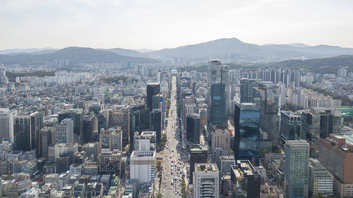 ▲경제계는 기업 성장을 저해하는 최대 걸림돌로 ‘규제’를 지목하며 해법으로 ‘메가 샌드박스’ 도입과 이를 뒷받침할 특별법 제정을 요청하고 있다. 기업 고층 건물이 즐비한 서울 도심지역 전경. (사진=게티이미지코리아)