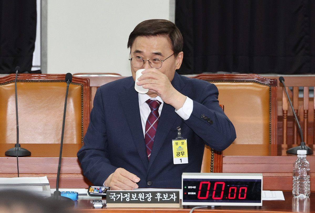 ▲이종석 국가정보원장 후보자가 19일 오후 서울 여의도 국회 정보위원회에서 대북·안보 관련 질의를 위해 비공개로 진행되는 인사청문회에 참석해 물을 마시고 있다. 2025.6.19 (연합뉴스)