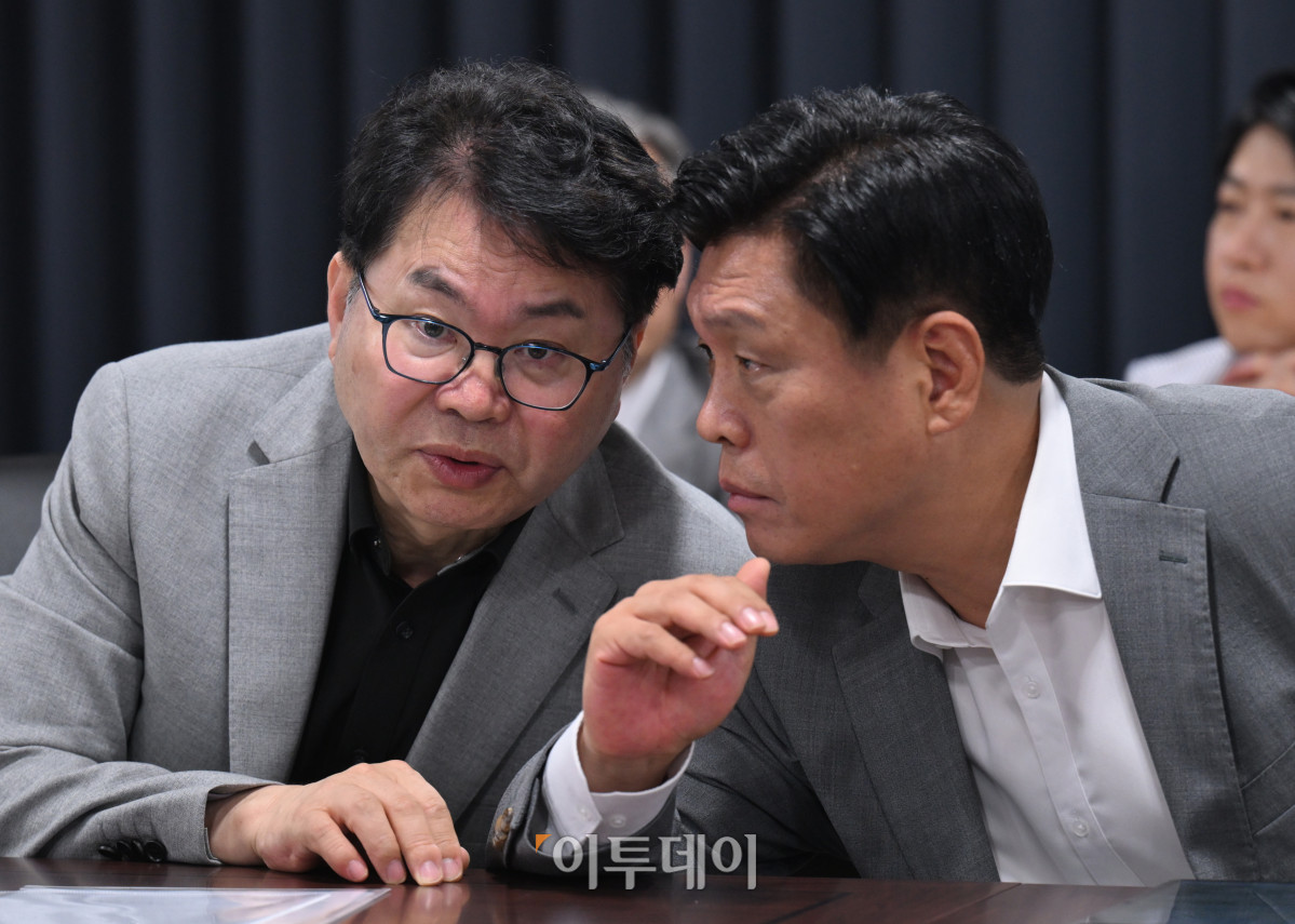 ▲이한주 국정기획위원장(왼쪽)과 조승래 대변인이 20일 서울 종로구 정부서울청사 창성동 별관에서 열린 검찰청 업무보고에서 대화하고 있다. 조현호 기자 hyunho@