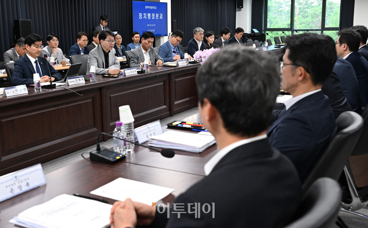 ▲이한주 국정기획위원장이 20일 서울 종로구 정부서울청사 창성동 별관에서 열린 검찰청 업무보고에서 모두발언을 하고 있다. 조현호 기자 hyunho@