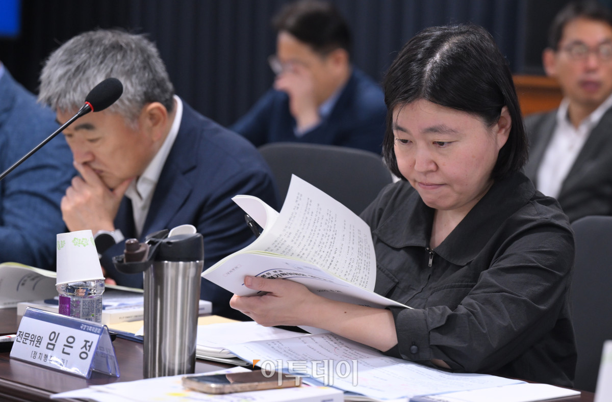 ▲국정기획위원회 정치행정분과 전문위원을 맡은 임은정 대전지검 부장검사가 20일 서울 종로구 정부서울청사 창성동 별관에서 열린 검찰청 업무보고에서 자료를 살피고 있다. 조현호 기자 hyunho@