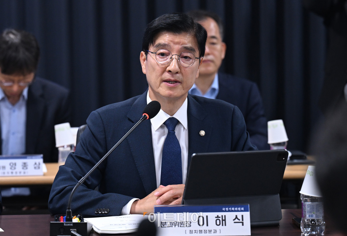 ▲국정기획위원회 정치행정분과장을 맡은 이해식 더불어민주당 의원이 20일 서울 종로구 정부서울청사 창성동 별관에서 열린 검찰청 업무보고에서 모두발언을 하고 있다. 조현호 기자 hyunho@