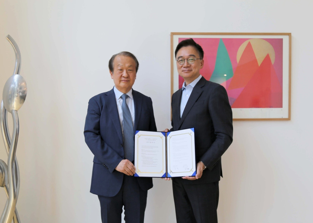 ▲18일 서울 서초구 우면동에 있는 유영국미술문화재단에서 (왼쪽부터)유진 유영국미술문화재단 이사장과 양호진 신세계디에프 전무가 업무협약을 체결하고 기념사진을 찍고 있다. (사진제공=신세계면세점)