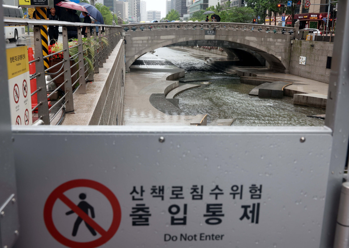 ▲본격적인 장마가 시작, 서울에 호우주의보가 경기·인천에 호우경보가 발령된 20일 서울 청계천 산책로의 출입이 통제돼 있다. 신태현 기자 holjjak@