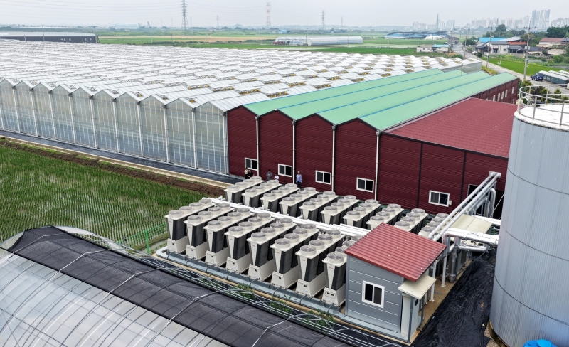 ▲에너지 솔루션 전문 기업 오텍캐리어가 전북 김제에 위치한 8천평 규모의 스마트팜에 설치한 히트펌프 솔루션 USX Edge (사진제공=오텍캐리어)