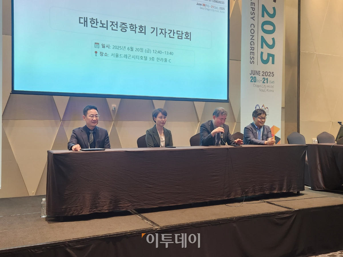 ▲왼쪽부터 구대림 대한뇌전증학회 총무이사(보라매병원 신경과 교수), 주은연 학술이사(삼성서울병원 신경과 교수), 서대원 이사장(삼성서울병원 신경과 교수), 손영민 사외이사(삼성서울병원 신경과 교수)가 20일 서울 드래곤시티에서 열린 대한뇌전증학회 기자간담회에서 기자들의 질문에 답변하고 있다. (이상민 기자 imfactor@)