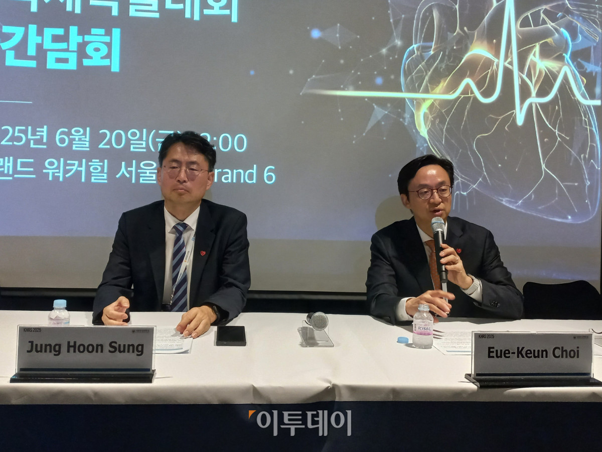 ▲20일 서울 광진구 그랜드워커힐 서울에서 열린 대한부정맥학회 정기국제학술대회 기자간담회에서 성정훈 진료지침이사(분당차병원 심장내과 교수, 왼쪽)와 최의근 학술이사(서울대병원 순환기내과 교수)가 질의응답을 진행하고 있다. (한성주 기자 hsj@)