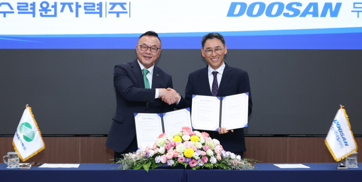 ▲황주호 한국수력원자력 사장(왼쪽)이 20일 서울 방사선보건원에서 정연인 두산에너빌리티 부회장과 영동양수 1·2호기 주기기 공급계약을 체결한 후 기념 촬영을 하고 있다. (사진제공=한국수력원자력)