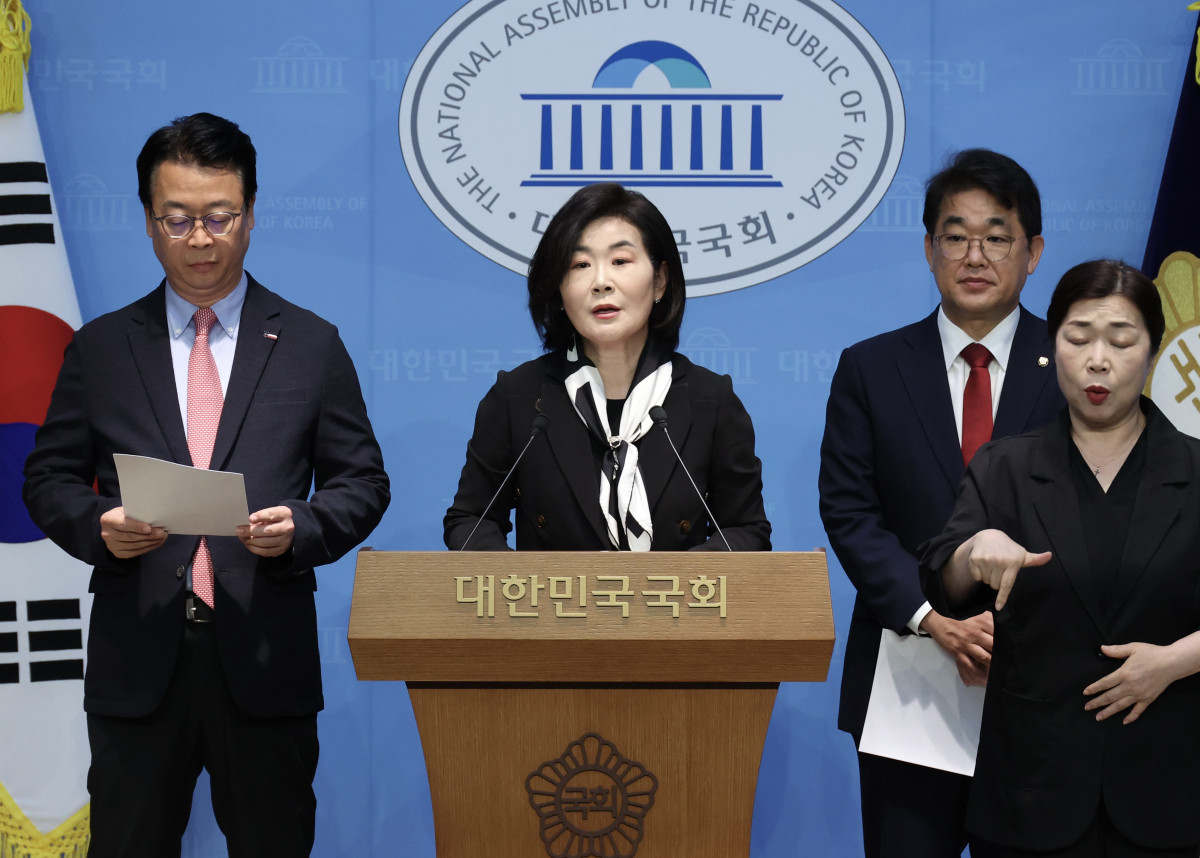 ▲국민의힘 곽규택(왼쪽부터), 김희정, 배준영 국무총리 인사청문특별위원회 위원들이 20일 오전 서울 여의도 국회 소통관에서 김민석 국무총리 후보자 전처의 공공기관 낙하산 의혹과 장남의 청심국제고 진학을 위한 변칙 전학 의혹 관련 기자회견을 하고 있다. 2025.06.20.  (뉴시스)