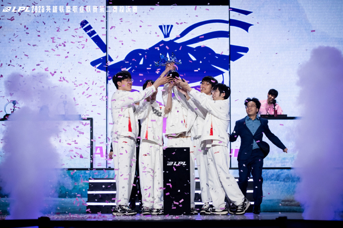 ▲15일 '애니원즈 레전드' 팀이 LPL 스플릿2에서 우승한 뒤 우승컵을 들고 기뻐하고 있다. (출처=애니원즈 레전드 웨이보 계정 캡처)