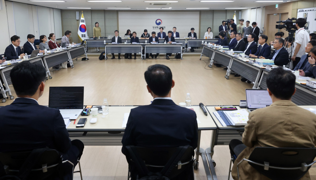 ▲홍창남 국정기획위원회 사회2분과위원장이 20일 경기 정부과천청사 방송통신위원회에서 열린 국정기획위원회 업무보고에서 발언하고 있다. (연합뉴스)