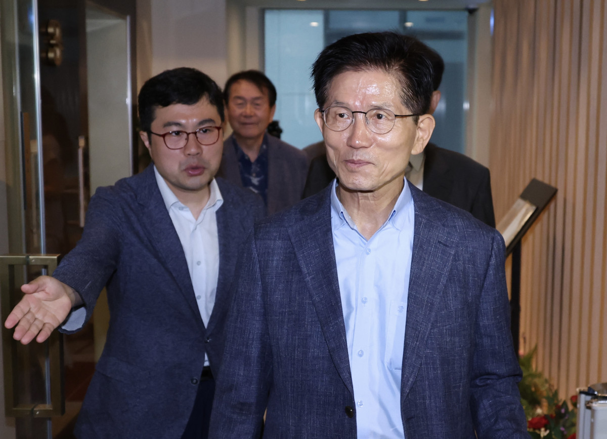 ▲김문수 전 대선 후보가 20일 오전 서울 여의도 국회 인근 식당에서 차명진·박계동 전 의원 등 캠프 관계자들과 식사를 위해 이동하고 있다. (뉴시스)