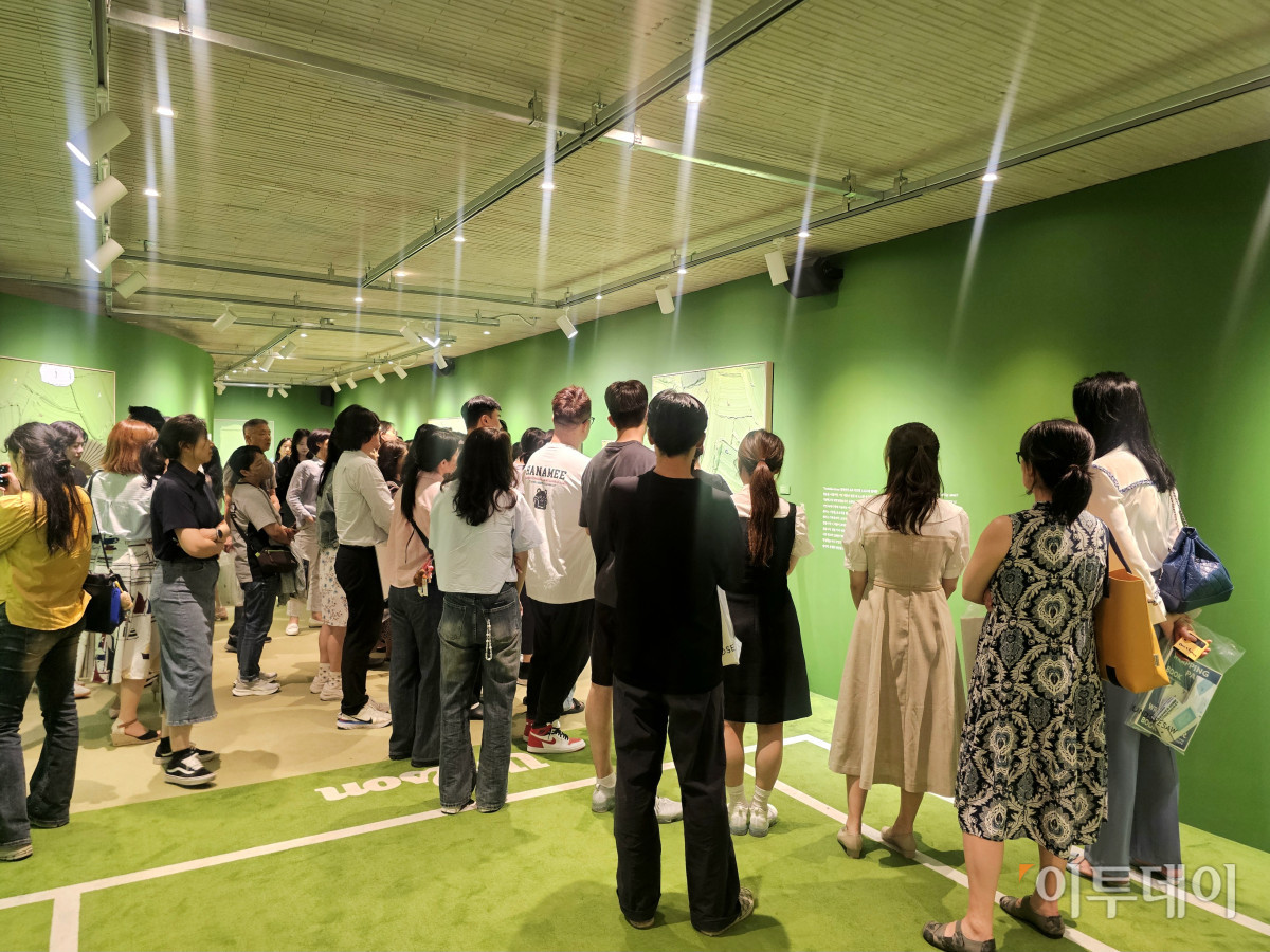 ▲19일 오후 7시, 서울 종로구 그라운드시소 서촌에서 열린 KT의 '프라이빗 도슨트 투어' 문화 체험 프로그램 현장. 고객들이 전시를 관람하고 있다. (이은주 기자 letswin@)