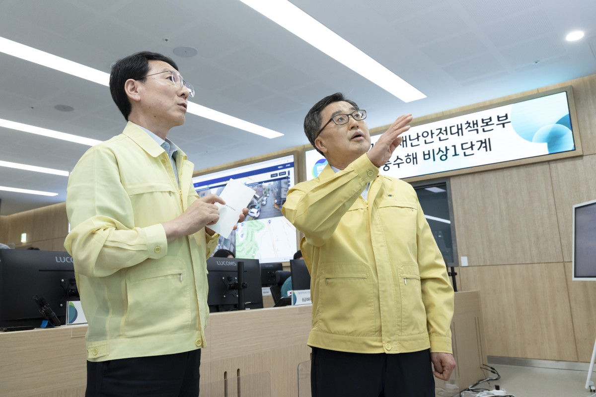 ▲20일 오후 김동연 경기도지사가 경기도청 재난안전상황실을 방문하여 호우 상황을 점검하고 있다. (경기도)