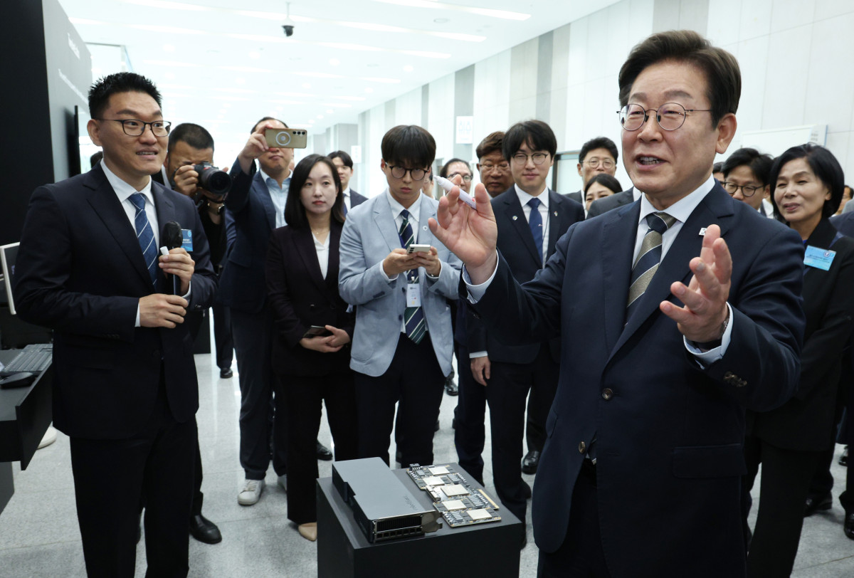 ▲<YONHAP PHOTO-2789> 이재명 대통령, AI 제품·서비스 시연 참관    (울산=연합뉴스) 홍해인 기자 = 이재명 대통령이 20일 울산전시컨벤션센터에서 열린 인공지능(AI) 글로벌 협력 기업 간담회 뒤 AI 제품·서비스 시연을 참관하며 발언하고 있다. 2025.6.20 [대통령실통신사진기자단]    hihong@yna.co.kr/2025-06-20 12:46:52/<저작권자 ⓒ 1980-2025 ㈜연합뉴스. 무단 전재 재배포 금지, AI 학습 및 활용 금지>
