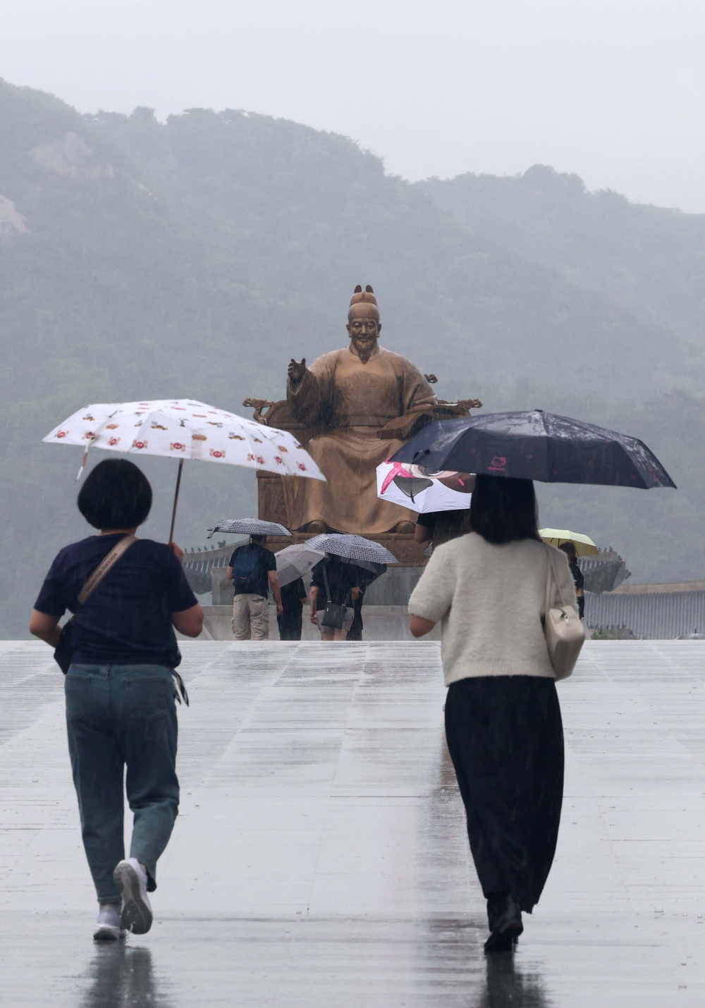 ▲본격적인 장마가 시작, 서울에 호우주의보가 경기·인천에 호우경보가 발령된 20일 서울 광화문광장에서 우산을 쓴 시민들이 발걸음을 옮기고 있다. 신태현 기자 holjjak@ (이투데이DB)
