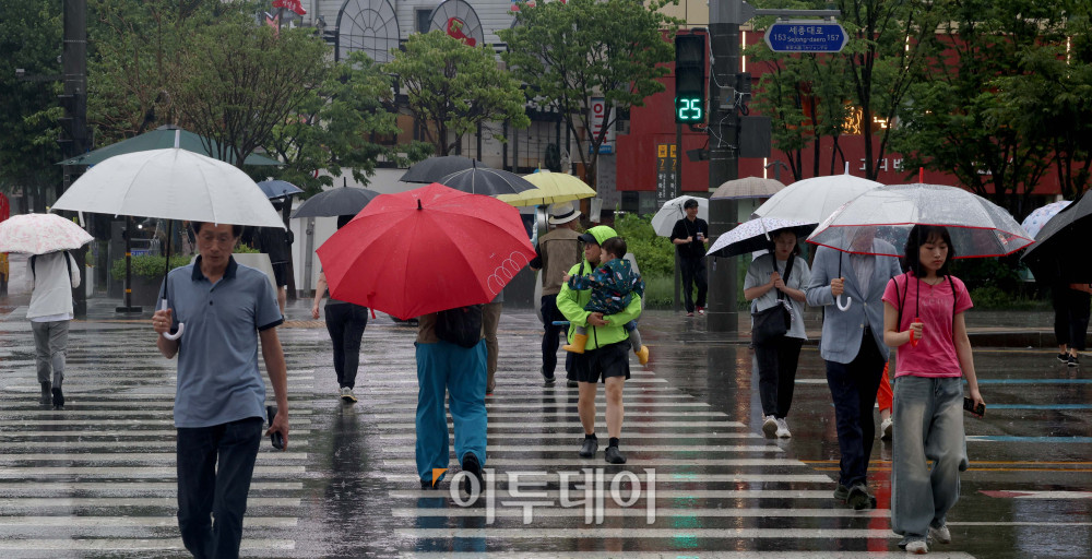 ▲본격적인 장마가 시작, 서울에 호우주의보가 경기·인천에 호우경보가 발령된 20일 서울 세종대로사거리에서 우산을 쓴 시민들이 발걸음을 옮기고 있다. 신태현 기자 holjjak@ (이투데이DB)