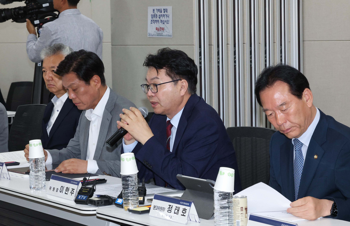 ▲이한주 국정기획위원장이 이달 18일 정부세종컨벤션센터에서 열린 경제1분과 기획재정부 업무보고에서 인사말을 하고 있다. (사진제공=연합뉴스)