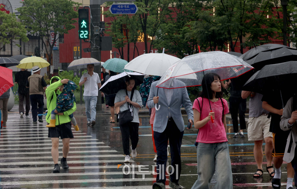 ▲본격적인 장마가 시작, 서울에 호우주의보가 경기·인천에 호우경보가 발령된 20일 서울 세종대로사거리에서 우산을 쓴 시민들이 발걸음을 옮기고 있다. 신태현 기자 holjjak@ (이투데이DB)