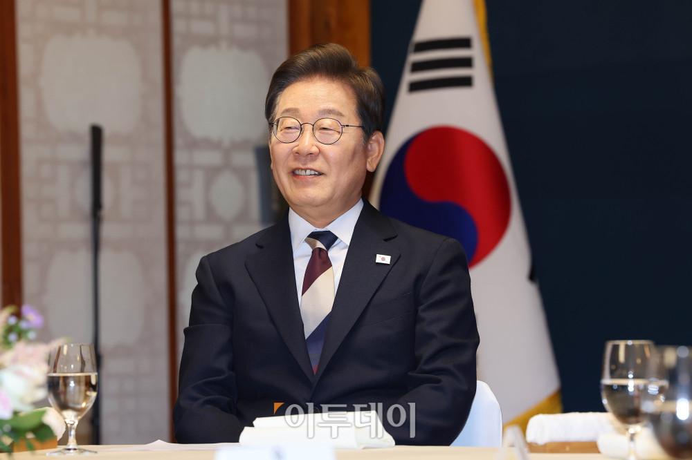 ▲이재명 대통령이 4일 서울 여의도 국회 본청 로텐더홀에서 취임 선서를 마치고 사랑재에서 국회의장과 정당대표와의 오찬에 참석하고 있다. 국회사진기자단 (이투데이DB)
