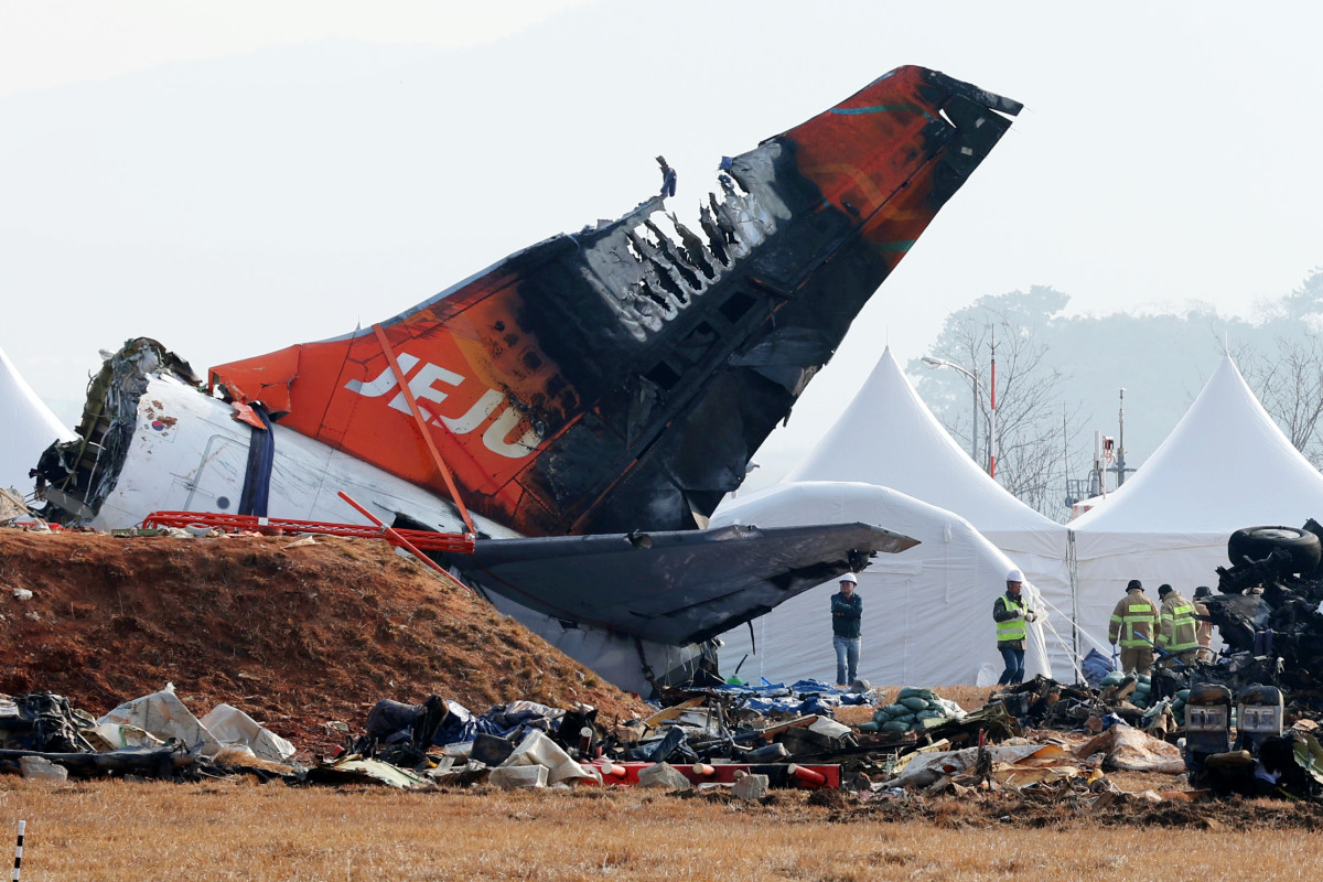 ▲제주항공 여객기 참사 17일째인 1월 14일 오전 전남 무안국제공항 사고 현장에서 수습 당국 관계자들이 수색 작업을 하고 있다. (연합뉴스)