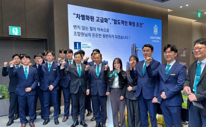 ▲정희민 포스코이앤씨 사장과 임직원들이 용산정비창 전면1구역 '오티에르 용산' 홍보관에서 기념 촬영을 하고 있다. (사진제공=포스코이앤씨)