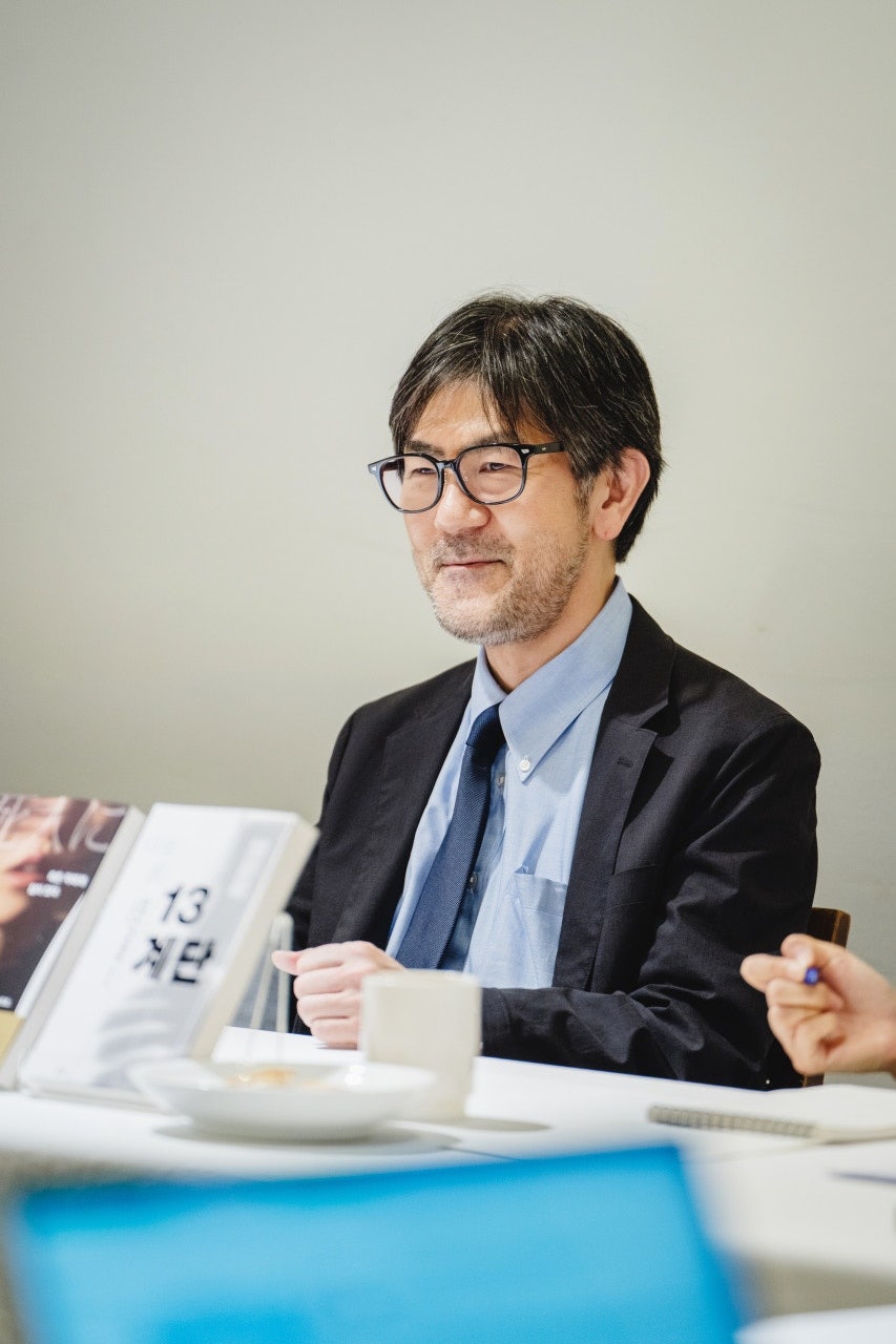▲20일 서울 종로구에 있는 한 식당에서 신간 '죽은 자에게 입이 있다'로 내한한 일본 추리 소설의 거장 다카노 가즈아키가 웃고 있는 모습.
(민음사, 황금가지)