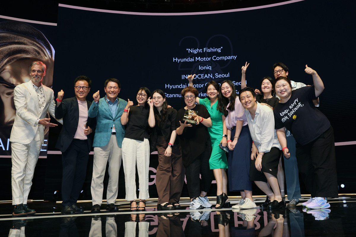 ▲이노션이 '밤낚시' 캠페인으로 세계 최대ㆍ최고 권위를 자랑하는 국제광고제인 ‘2025 칸 라이언즈’에서 최고상에 해당하는 그랑프리를 수상했다. 사진은 칸 라이언즈 무대에서 상을 받고 기뻐하는 이노션 임직원들의 모습.

  (사진=이노션)