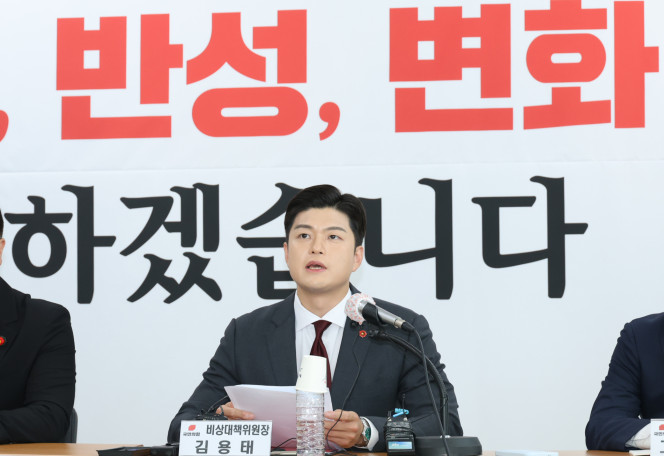 ▲국민의힘 김용태 비상대책위원장이 21일 제주시 연삼로 국민의힘 제주도당사에 마련된 간담회 자리에서 기자들의 질의에 답변하고 있다. 2025.6.21. (연합뉴스)