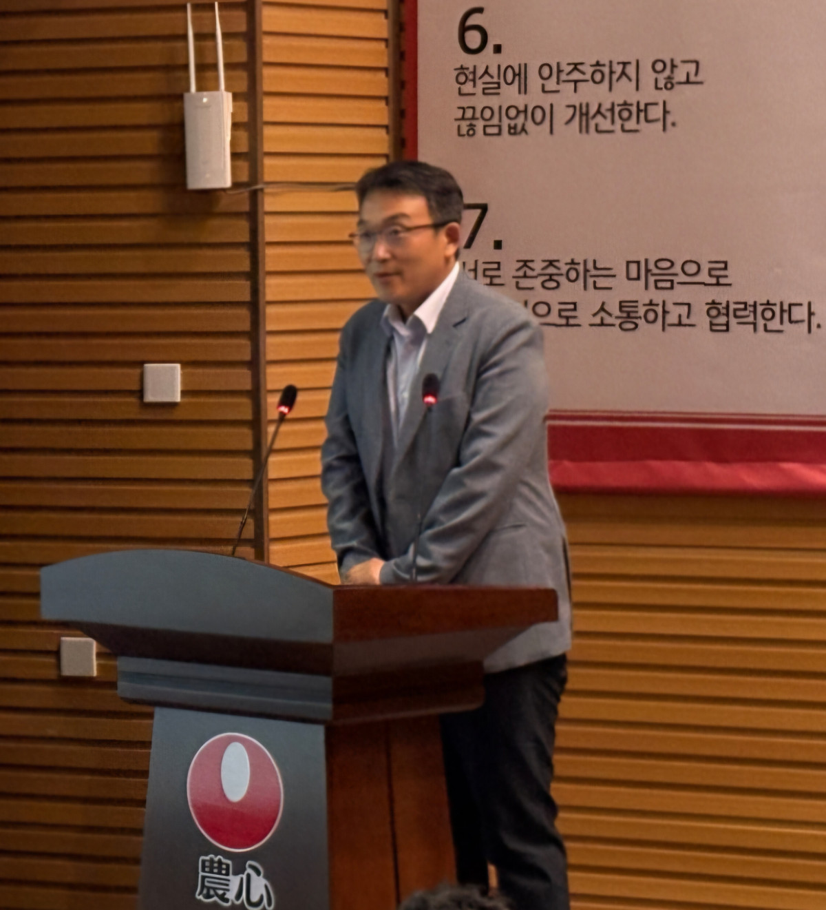 ▲김상헌 농심 제품마케팅실장이 16일 중국 연변에서 열린 기자간담회에서 백산수 현황과 비전에 대해 발표하고 있다. (사진=농심 취재기자단)